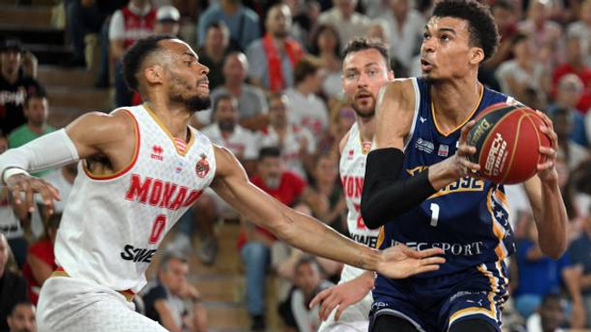 Monaco's French shooting guard Elie Okobo (L) fights for the ball with Metropolitan 92's French power forward Victor Wembanyama during the French Elite basketball final playoff match 2 between Monaco and Boulogne-Levallois Metropolitans 92 at the Louis II stadium in Monaco, on June 12, 2023. (Photo by NICOLAS TUCAT / AFP) (Photo by NICOLAS TUCAT/AFP via Getty Images)